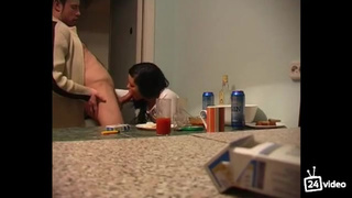 Пока супруги нет дома, любимый долбит соседку на своем кухонном столе