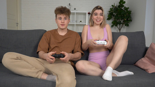 Встал писюн на сестренку, пока играли на приставке, инцест неизбежен