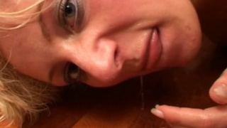 Аппетитную блондиночку жестко отжарили в очко двое мужчин