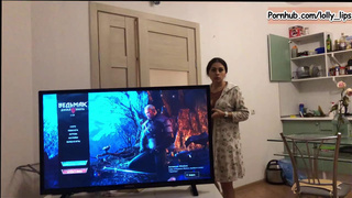 Русская матюрка Lolly Lips лишает девственности сынка