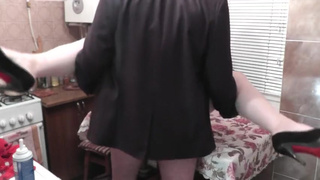 Босс выебал свою сотрудницу у неё дома (русское видео)