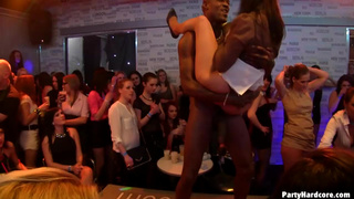 Пьяная брюнетка на вечеринке прыгает на пенисе черного стриптизера