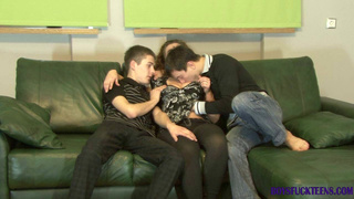 Грудастенькую русскую красотку прут два благоверного на кровати