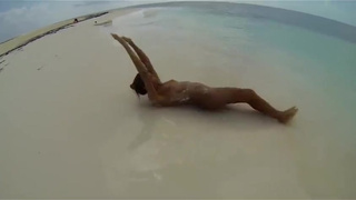 Сучки на диком пляже смотреть бесплатно