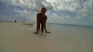 Сучки на диком пляже смотреть бесплатно