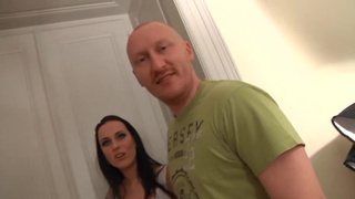 Леха лижет киску студентке в чулочках в любительской порно студии