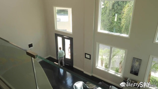 Красотка спалилась за мастурбацией и заглаживает вину еблей