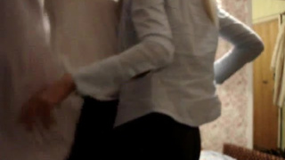 Суженый активно долбит белокурую девушку в трусиках