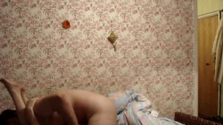 Суженый активно долбит белокурую девушку в трусиках