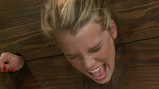 Господин приковал наивную рабыню и жестко чпокнул