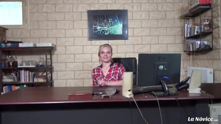 Красотку пердолят на столе в мясистую попочку членом в презике