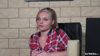 Красотку пердолят на столе в мясистую попочку членом в презике