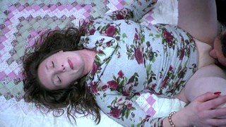 Женушка берет у муженька в ротик большой писюн и посасывает на камеру