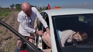 Mia Murkovski вызывала таксиста в поле и потрахалась в анал: хитро придумала!