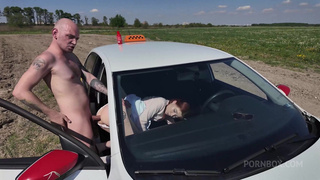 Mia Murkovski вызывала таксиста в поле и потрахалась в анал: хитро придумала!