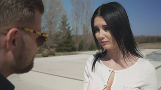 Обратилась к доктору за ЖМЖ! Чувак с напарницей ублажают анал юной брюнетки