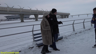 Мужчина подложил девченку под первого встречного - истинный куколд!