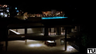 Инструктор по йоге соблазнил и трахнул в анал наивную ученицу в отеле