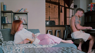 Эй, хуев клавишник – может, ты уже сыграешь своим членом на моей киске!