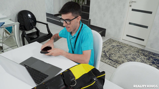 Починил ноутбук блонде, получив в награду её сочную пизденку