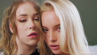 Две девки облизывают елдак словно леденец, предвкушая его в розовых кисках