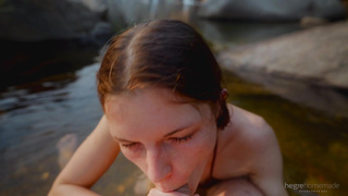 Отсосала парню и дала в половую щель за то, что привез на водопад