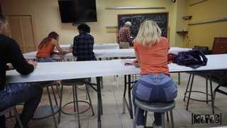 Студентка соблазнила однокурсника, чтобы отсосать хуец и потрахаться на публике