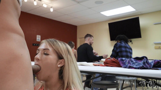 Студентка соблазнила однокурсника, чтобы отсосать хуец и потрахаться на публике