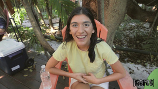 Ого, какой стояк! Выеби меня в розовую пизду прямо здесь на природе!