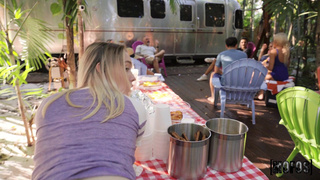 Ого, какой стояк! Выеби меня в розовую пизду прямо здесь на природе!