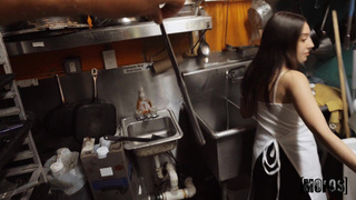 Повара всей кухней дали на клык озорной посудомойщице и публично отодрали на столе