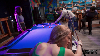 Длинноволосая барменша на публике обслужила клиента ртом и розовой киской в баре