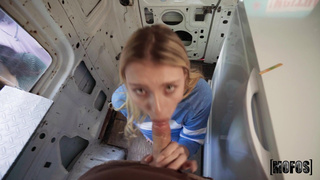 Прилюдно чпокнул милашку в фургоне с мороженым, хули стесняться