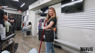 Сотрудница барбершопа публично обслуживает клиента ртом, делая отсос на работе