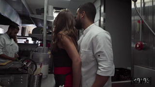 На кухне публично повара пожарили не только мясо, но и симпатичную официантку