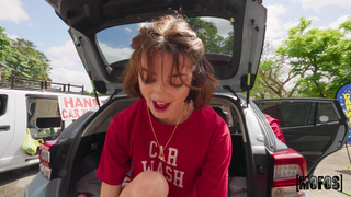 Прилюдный перепихон с автомойщицей, секс на работе у неё не впервые