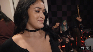 Участница рок-группы смачно облизывает хуец и публично долбится во время репетиции