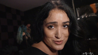 Участница рок-группы смачно облизывает хуец и публично долбится во время репетиции