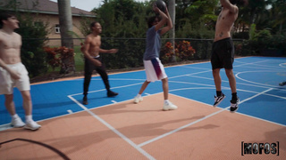 Блонда любит заниматься публичным сексом с парнем на улице за спиной у его друзей