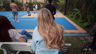 Блонда любит заниматься публичным сексом с парнем на улице за спиной у его друзей