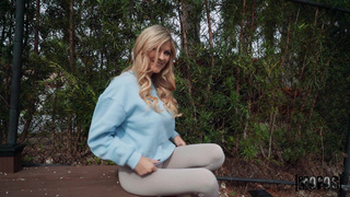 Блонда любит заниматься публичным сексом с парнем на улице за спиной у его друзей