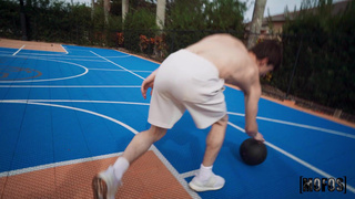 Блонда любит заниматься публичным сексом с парнем на улице за спиной у его друзей