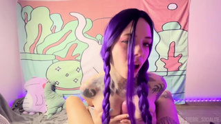 Посмотрела хентай и сразу стояк захотела — хорошо, что кобель дома