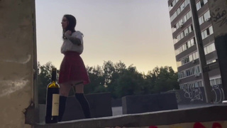 Или отсосёшь мне на крыше, или отшлёпаю — выбирай, симпатичная