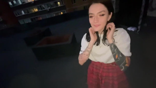 Или отсосёшь мне на крыше, или отшлёпаю — выбирай, симпатичная