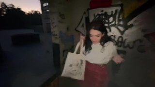 Или отсосёшь мне на крыше, или отшлёпаю — выбирай, симпатичная