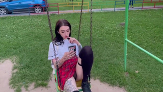 Или отсосёшь мне на крыше, или отшлёпаю — выбирай, симпатичная