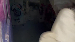 Или отсосёшь мне на крыше, или отшлёпаю — выбирай, симпатичная