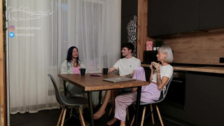 Засаживай поглубже и за волосы схвати — мамашка учит трахаться