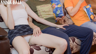 Муженек занят фильмом, а я занята членом другого — тот ближе сидел